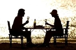 Couple a romantic dinner at the ocean 